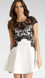 vestido com blusa de renda por cima